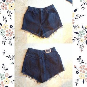 VINTAGE Black high waisted shorts