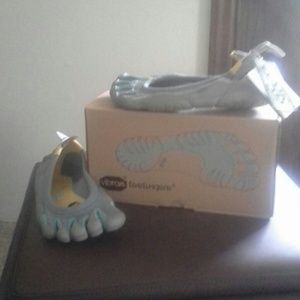 ****/REDUCED***/ BRAND NEW VIBRAMS