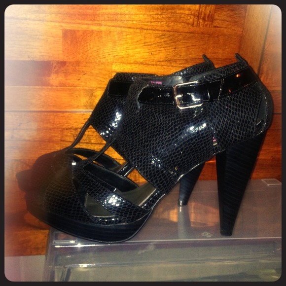 Hottt Snake embossed heels