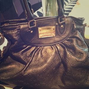 BEAUTIFUL BLK LV HANDBAG