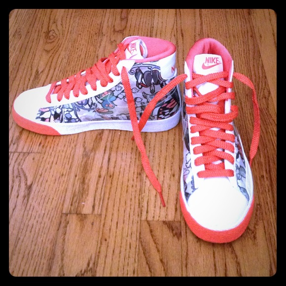 Nike Shoes - 🌷Nike butterfly/flower high top sneakers🌷