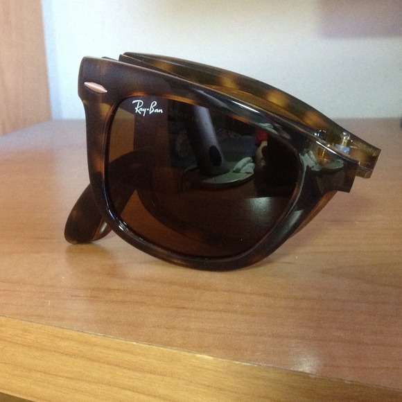 ⛔Sold⛔ Ray-Ban Foldable Wayfarers - Picture 4 of 4