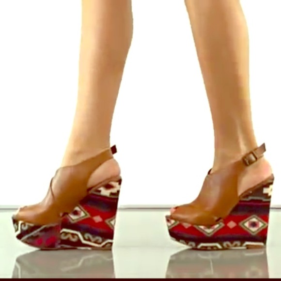 NWT Steve Madden Elissaa Cogna Multi Wedge