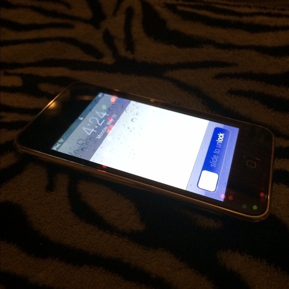 iPod touch 8gb 3rd generation in GREAT condition!! - Picture 2 of 3