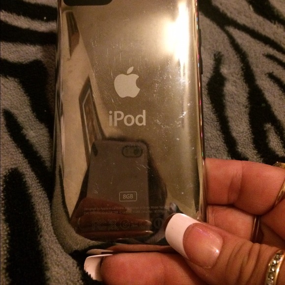 iPod touch 8gb 3rd generation in GREAT condition!! - Picture 3 of 3