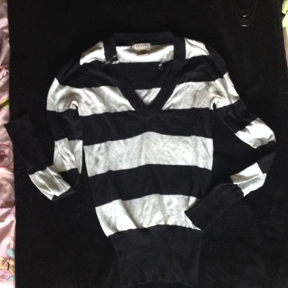 A long sleeve sweater black & white striped v-neck