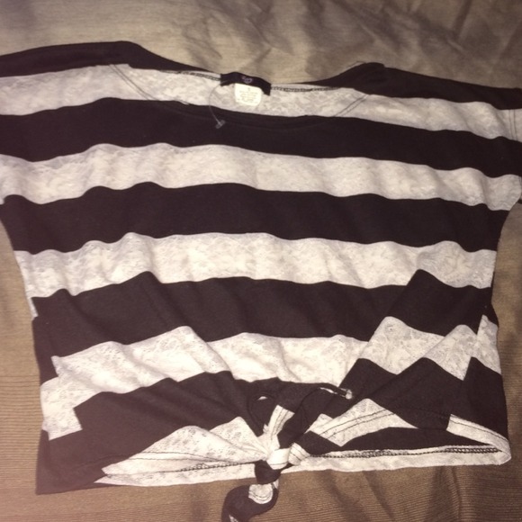 🌸REDUCED PRICE🌸Lace strip crop top - Picture 2 of 2