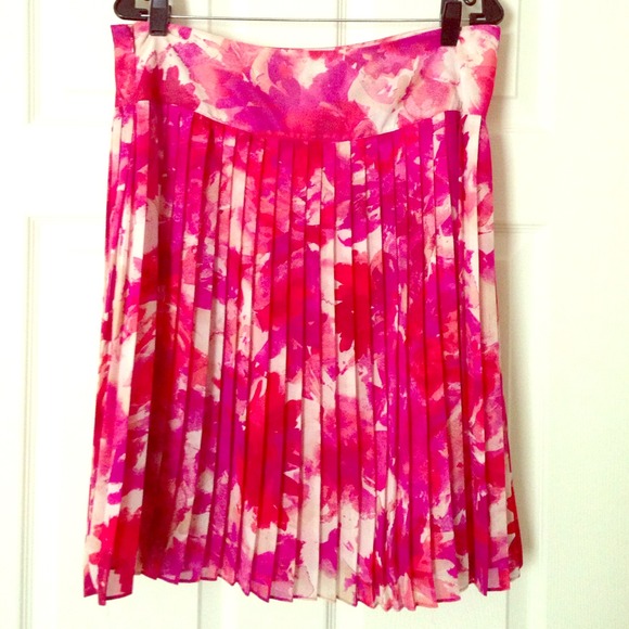 Jones New York pleated floral skirt.