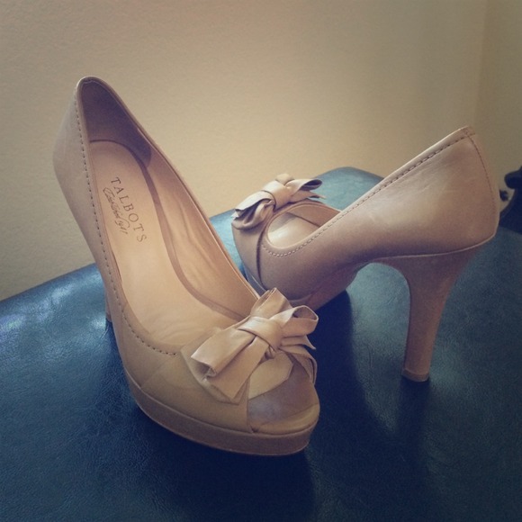 Talbots- beige peep-toe bow platform