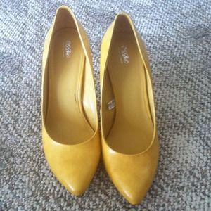 Cute heels, beautiful color