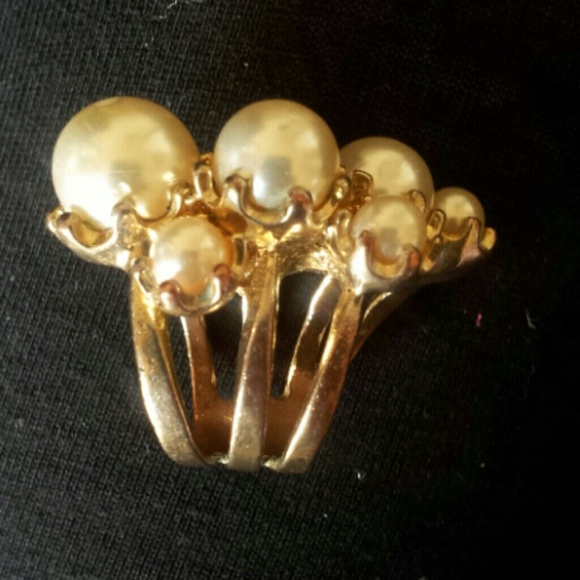 A ring - Picture 2 of 2