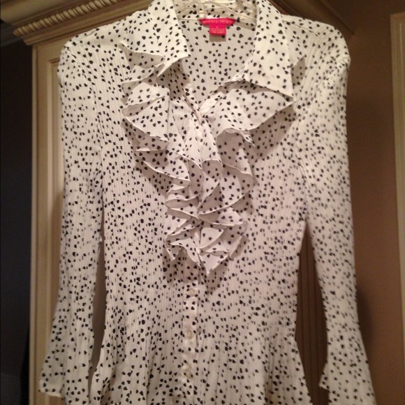 Sunny Leigh XL ruffled heart blouse. White/black