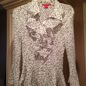 Sunny Leigh XL ruffled heart blouse. White/black