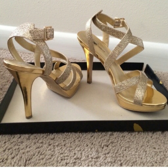 GOLD HEELS 😍