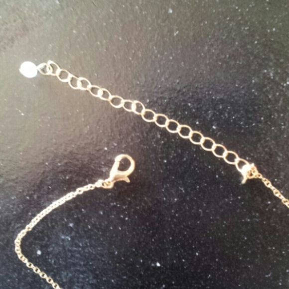 A necklace - Picture 2 of 2