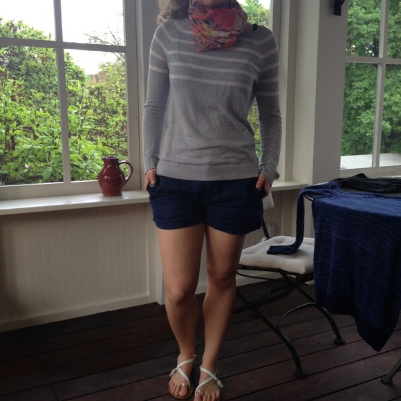 ✨SOLD✨Classic GAP crewneck striped sweater - Picture 2 of 2