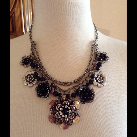 Stunning vintage look flower necklace!