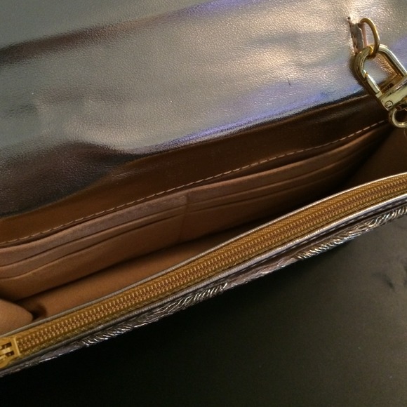 ⛔️SOLD⛔️Posh Gold Chain Clutch Wallet - Picture 2 of 3