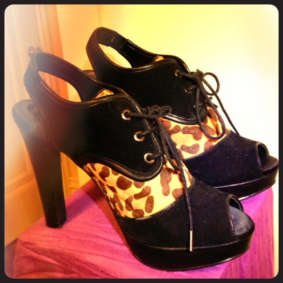 Gianni Bernini. Size 8.5 lace up platform bootie