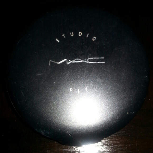 mac Accessories - Mac studio fix powder nc25 too light used x2