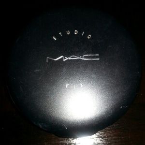 Mac studio fix powder nc25 too light used x2