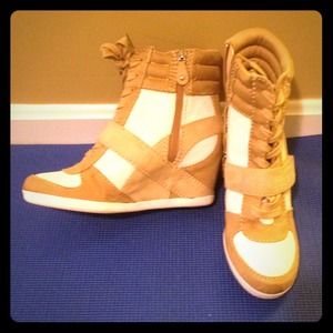 Simply Vera Tan and White Wedgies