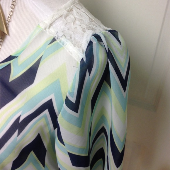 🎉🎉New silky top with lace and open back💖🎉 - Picture 2 of 4