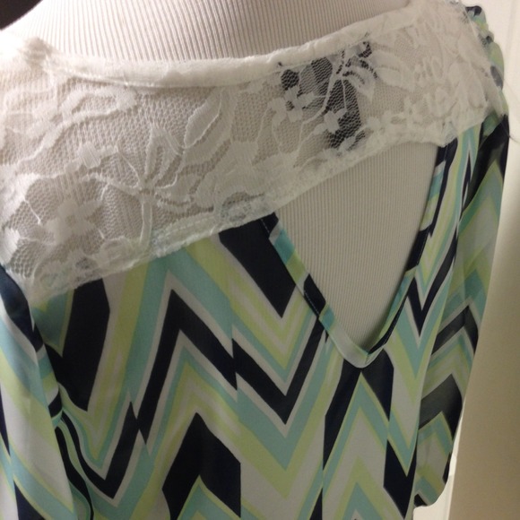 🎉🎉New silky top with lace and open back💖🎉 - Picture 3 of 4