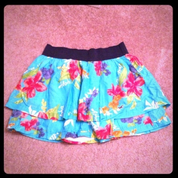 Hollister floral miniskirt ($8 in bundle)