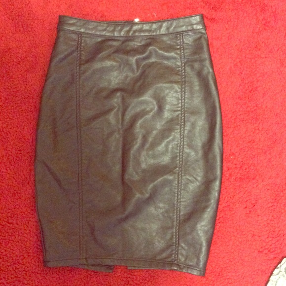 Guess leather skirt 🔥🔥