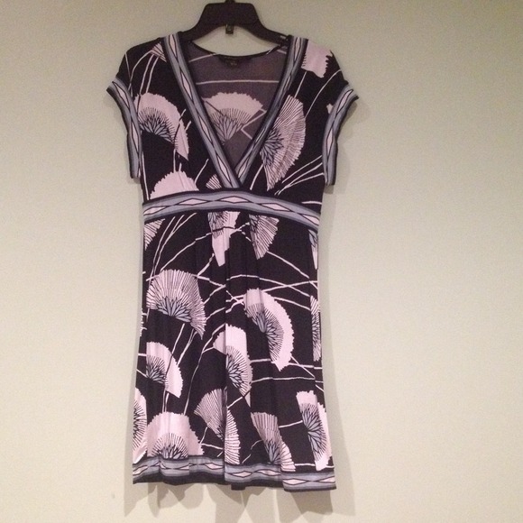 BCBGMaxAzria Dresses & Skirts - BCBG MAXAZRIA foam print cap sleeve V neck dess