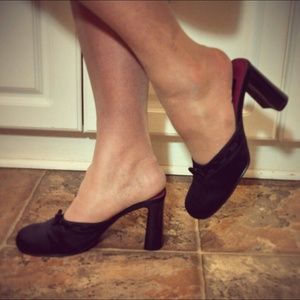 Kenneth Cole Reaction black satin pumps