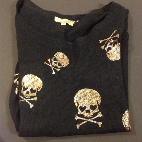 Black & gold skulls T-shirt