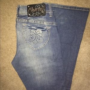 Beyoncé 's Dereon jeans ((Strachey)) curvy girls