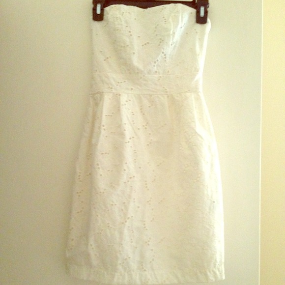 Adorable white H&M strapless dress!!! ⭐️