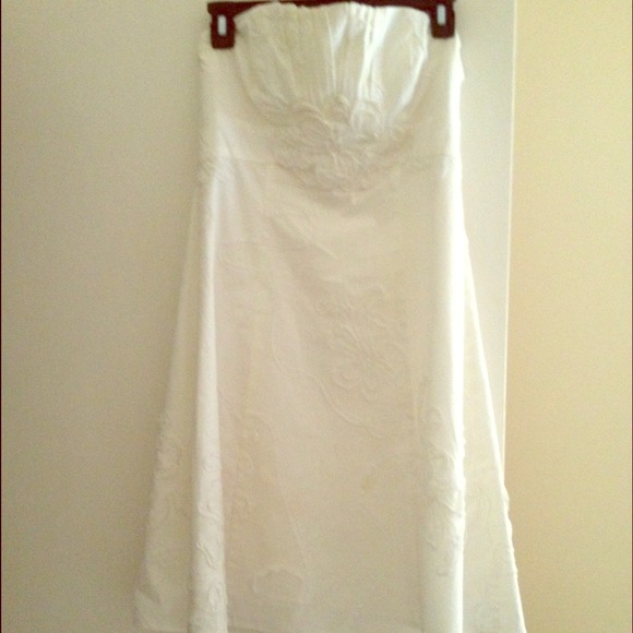 White strapless White House Black Market dress! 🎀