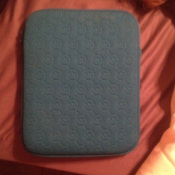 💯 authentic Michael Kors IPad sleeve! - Picture 4 of 4