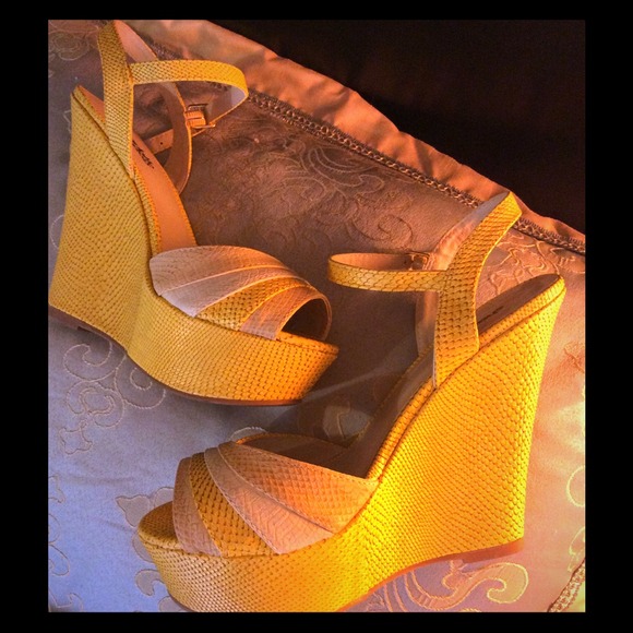 Cute yellow shoes!!