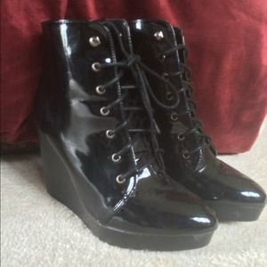 Deena & Ozzy Black Shiny Wedge Women's 7