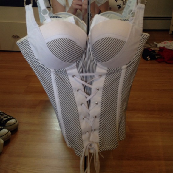 *SOLD* Black and White Corset - Picture 5 of 7