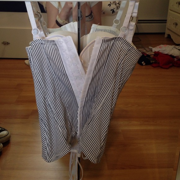 *SOLD* Black and White Corset - Picture 6 of 7