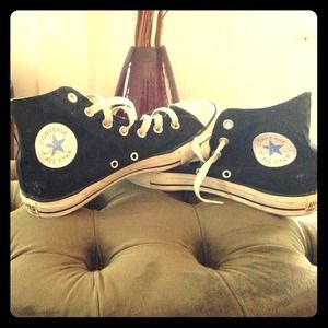 Size 8 high top converse Chuck Taylor's