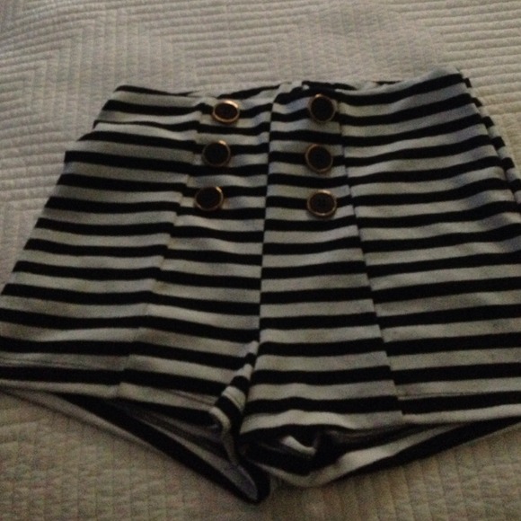 🚫 SOLD • High Waisted Stripped Shorts - Picture 4 of 4