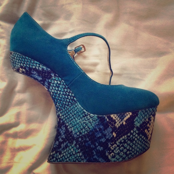 ❌Sold❌ Size 8 wedges *worn once*