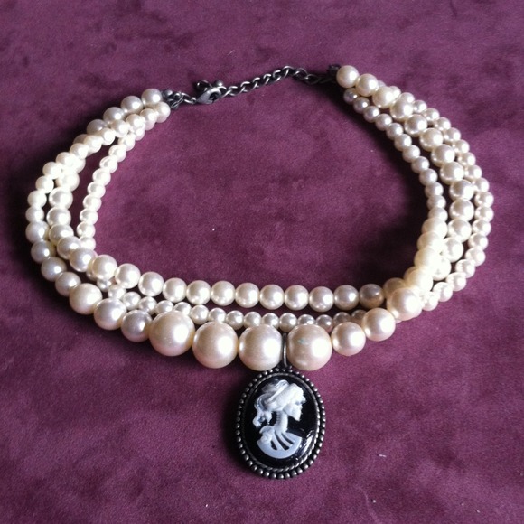 Flash sale !!! Victorian broach pearl necklace