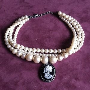 Flash sale !!! Victorian broach pearl necklace
