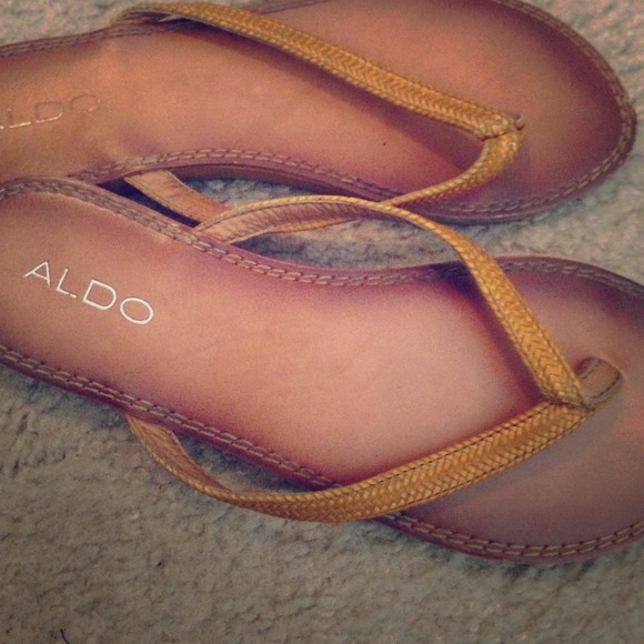 Aldo wood like bottom cognac flip flops