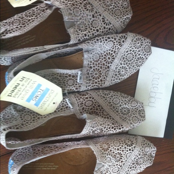 TOMS - Picture 2 of 4