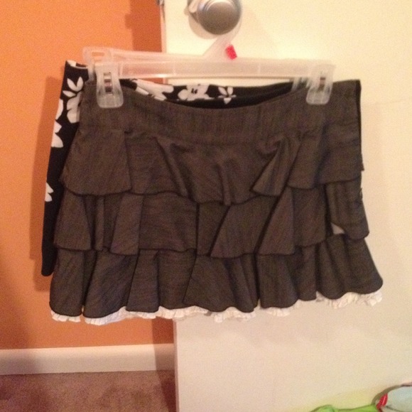 Grey ruffle skirt with lace like trim