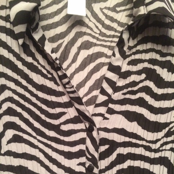 WORTHINGTON BLACK & GRAY PLEATED PEPLUM BLOUSE - Picture 3 of 4